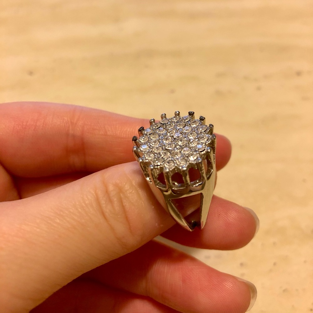 Stunning Round Swarovski Crystals Fashion Ring